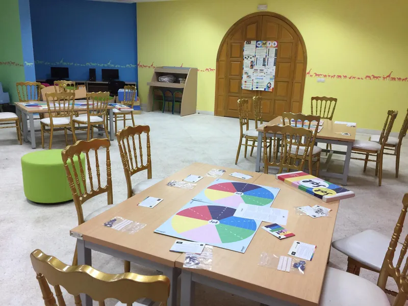 Kleurrijke onderwijsruimte met SOL-spelmateriaal op tafels, sfeervolle setting voor inspiratiedagen
