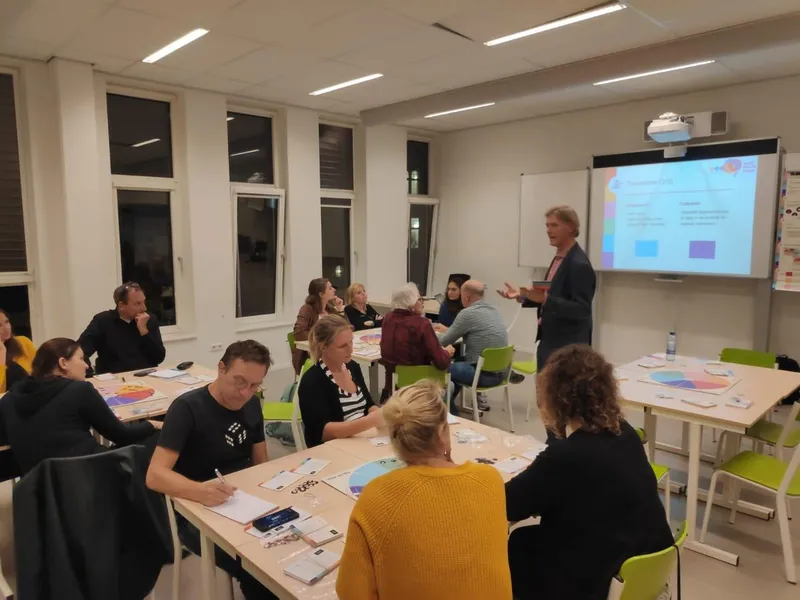 Onderwijsteam speelt het bordspel We Own The School